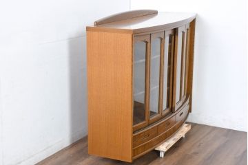 中古　展示品　美品　浜本工芸　楢(ナラ)材　優美な佇まいが素敵!ゆるやかな曲線のサイドボード(食器棚、収納棚、戸棚、引き出し)(定価約23万円)(R-83709)