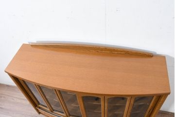 中古　展示品　美品　浜本工芸　楢(ナラ)材　優美な佇まいが素敵!ゆるやかな曲線のサイドボード(食器棚、収納棚、戸棚、引き出し)(定価約23万円)(R-83709)