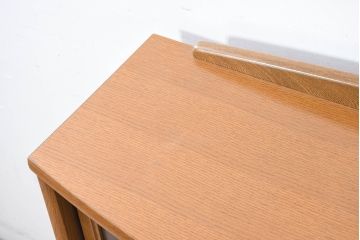 中古　展示品　美品　浜本工芸　楢(ナラ)材　優美な佇まいが素敵!ゆるやかな曲線のサイドボード(食器棚、収納棚、戸棚、引き出し)(定価約23万円)(R-83709)