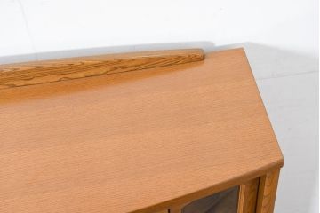 中古　展示品　美品　浜本工芸　楢(ナラ)材　優美な佇まいが素敵!ゆるやかな曲線のサイドボード(食器棚、収納棚、戸棚、引き出し)(定価約23万円)(R-83709)