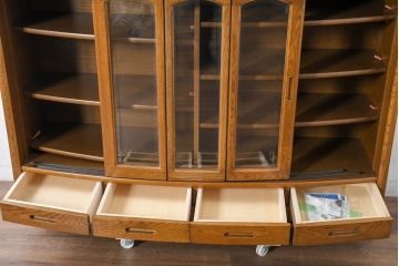 中古　展示品　美品　浜本工芸　楢(ナラ)材　優美な佇まいが素敵!ゆるやかな曲線のサイドボード(食器棚、収納棚、戸棚、引き出し)(定価約23万円)(R-83709)