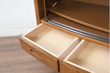 中古　展示品　美品　浜本工芸　楢(ナラ)材　優美な佇まいが素敵!ゆるやかな曲線のサイドボード(食器棚、収納棚、戸棚、引き出し)(定価約23万円)(R-83709)