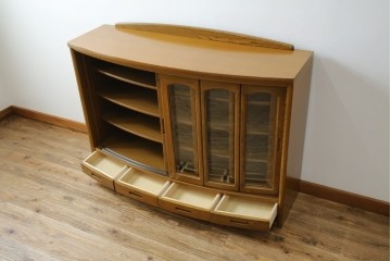 中古　展示品　美品　浜本工芸　楢(ナラ)材　優美な佇まいが素敵!ゆるやかな曲線のサイドボード　定価約23万円相当　(R-083709)