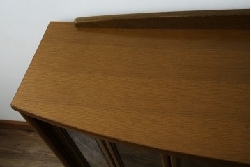 中古　展示品　美品　浜本工芸　楢(ナラ)材　優美な佇まいが素敵!ゆるやかな曲線のサイドボード　定価約23万円相当　(R-083709)