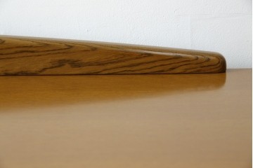 中古　展示品　美品　浜本工芸　楢(ナラ)材　優美な佇まいが素敵!ゆるやかな曲線のサイドボード　定価約23万円相当　(R-083709)