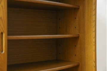 中古　展示品　美品　浜本工芸　楢(ナラ)材　優美な佇まいが素敵!ゆるやかな曲線のサイドボード　定価約23万円相当　(R-083709)