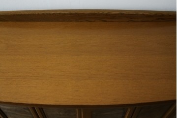 中古　展示品　美品　浜本工芸　楢(ナラ)材　優美な佇まいが素敵!ゆるやかな曲線のサイドボード　定価約23万円相当　(R-083709)