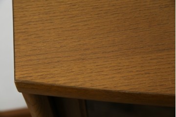 中古　展示品　美品　浜本工芸　楢(ナラ)材　優美な佇まいが素敵!ゆるやかな曲線のサイドボード　定価約23万円相当　(R-083709)