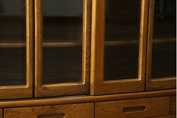 中古　展示品　美品　浜本工芸　楢(ナラ)材　優美な佇まいが素敵!ゆるやかな曲線のサイドボード　定価約23万円相当　(R-083709)