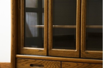 中古　展示品　美品　浜本工芸　楢(ナラ)材　優美な佇まいが素敵!ゆるやかな曲線のサイドボード　定価約23万円相当　(R-083709)