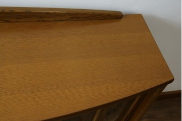 中古　展示品　美品　浜本工芸　楢(ナラ)材　優美な佇まいが素敵!ゆるやかな曲線のサイドボード　定価約23万円相当　(R-083709)