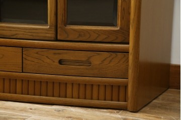 中古　展示品　美品　浜本工芸　楢(ナラ)材　優美な佇まいが素敵!ゆるやかな曲線のサイドボード　定価約23万円相当　(R-083709)