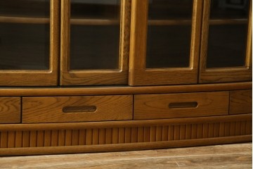 中古　展示品　美品　浜本工芸　楢(ナラ)材　優美な佇まいが素敵!ゆるやかな曲線のサイドボード　定価約23万円相当　(R-083709)