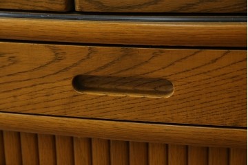 中古　展示品　美品　浜本工芸　楢(ナラ)材　優美な佇まいが素敵!ゆるやかな曲線のサイドボード　定価約23万円相当　(R-083709)