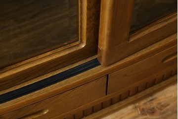 中古　展示品　美品　浜本工芸　楢(ナラ)材　優美な佇まいが素敵!ゆるやかな曲線のサイドボード　定価約23万円相当　(R-083709)