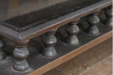 スペインヴィンテージ　木と金具が織りなす構築的な美!!スピンドルが目を引く吊り棚　(R-083710)