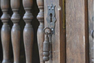 スペインヴィンテージ　木と金具が織りなす構築的な美!!スピンドルが目を引く吊り棚　(R-083710)