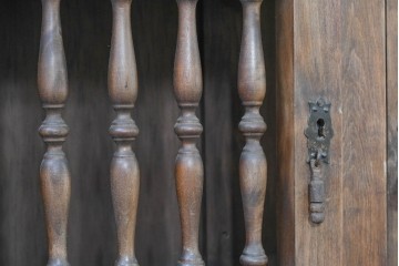 スペインヴィンテージ　木と金具が織りなす構築的な美!!スピンドルが目を引く吊り棚　(R-083710)