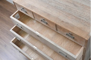 中古　東京の伝統工芸　桐の名門相徳(あいとく)　総会津桐　並厚　引き出しの装飾金具が上品な桐箪笥　(R-083711)