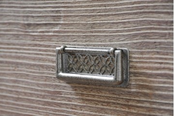 中古　東京の伝統工芸　桐の名門相徳(あいとく)　総会津桐　並厚　引き出しの装飾金具が上品な桐箪笥　(R-083711)