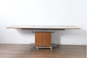 中古　美品　希少な廃番品　最大幅267cm　BoConcept(ボーコンセプト)　Occa(オッカ)　洗練された上品さが目を引くウォールナット材の伸長式ダイニングテーブル(エクステンションテーブル、拡張式テーブル、食卓、4人掛け、6人掛け、8人掛け、4人用、6人用、8人用)(R-083712)