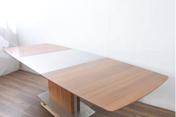 中古　美品　希少な廃番品　最大幅267cm　BoConcept(ボーコンセプト)　Occa(オッカ)　洗練された上品さが目を引くウォールナット材の伸長式ダイニングテーブル(エクステンションテーブル、拡張式テーブル、食卓、4人掛け、6人掛け、8人掛け、4人用、6人用、8人用)(R-083712)