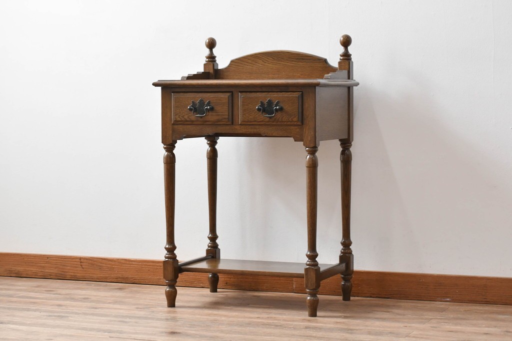 中古　美品　オーク材　横浜クラシック家具　ダニエル(daniel)　ノックオンウッド(knockonwood)　コロニアルシリーズ(Hand Made)　クラシカルな雰囲気漂う引き出し付きサイドテーブル　(R-083713)