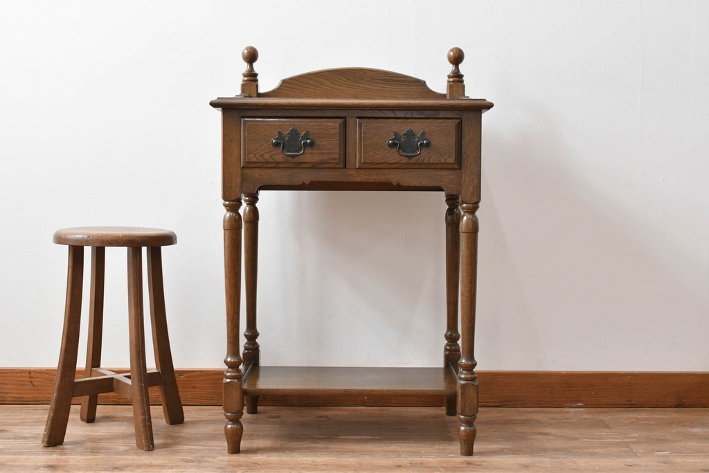 中古　美品　オーク材　横浜クラシック家具　ダニエル(daniel)　ノックオンウッド(knockonwood)　コロニアルシリーズ(Hand Made)　クラシカルな雰囲気漂う引き出し付きサイドテーブル　(R-083713)