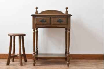 中古　美品　オーク材　横浜クラシック家具　ダニエル(daniel)　ノックオンウッド(knockonwood)　コロニアルシリーズ(Hand Made)　クラシカルな雰囲気漂う引き出し付きサイドテーブル　(R-083713)