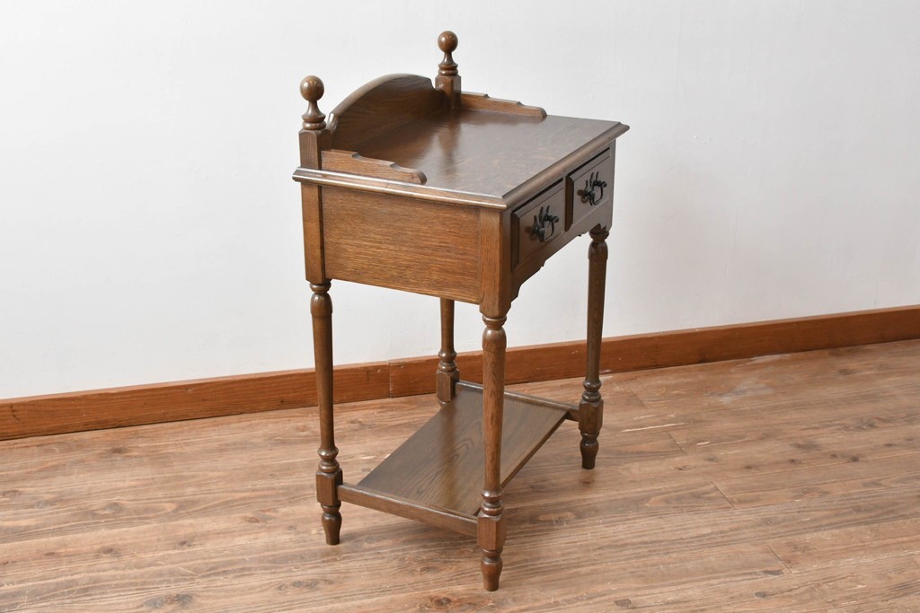 中古　美品　オーク材　横浜クラシック家具　ダニエル(daniel)　ノックオンウッド(knockonwood)　コロニアルシリーズ(Hand Made)　クラシカルな雰囲気漂う引き出し付きサイドテーブル　(R-083713)