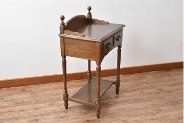 中古　美品　オーク材　横浜クラシック家具　ダニエル(daniel)　ノックオンウッド(knockonwood)　コロニアルシリーズ(Hand Made)　クラシカルな雰囲気漂う引き出し付きサイドテーブル　(R-083713)
