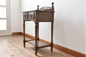 中古　美品　オーク材　横浜クラシック家具　ダニエル(daniel)　ノックオンウッド(knockonwood)　コロニアルシリーズ(Hand Made)　クラシカルな雰囲気漂う引き出し付きサイドテーブル　(R-083713)