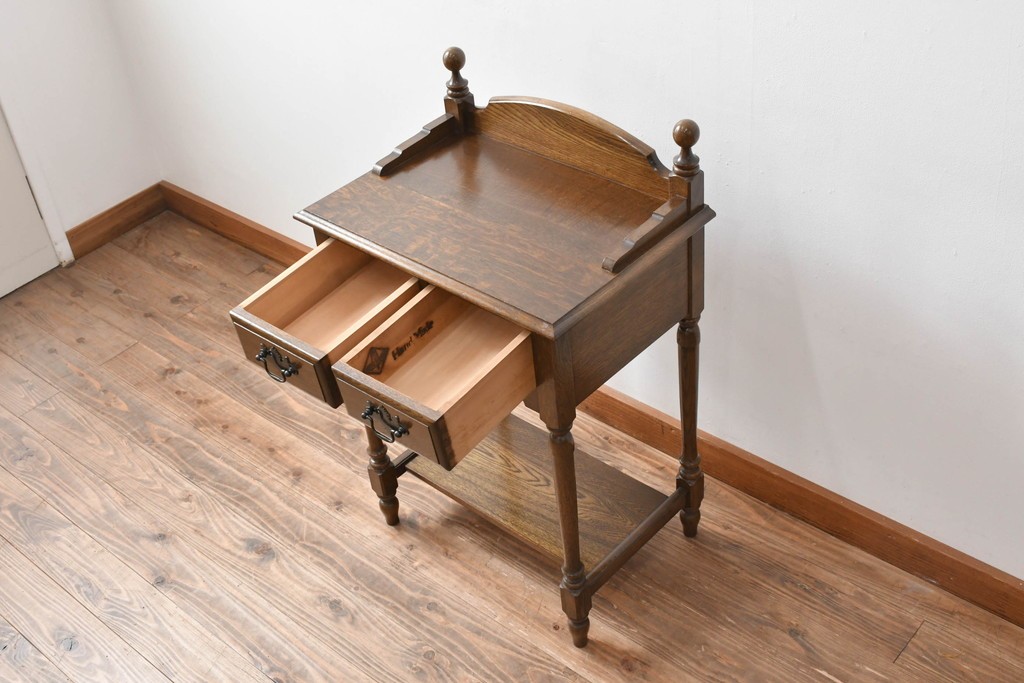 中古　美品　オーク材　横浜クラシック家具　ダニエル(daniel)　ノックオンウッド(knockonwood)　コロニアルシリーズ(Hand Made)　クラシカルな雰囲気漂う引き出し付きサイドテーブル　(R-083713)