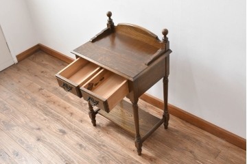 中古　美品　オーク材　横浜クラシック家具　ダニエル(daniel)　ノックオンウッド(knockonwood)　コロニアルシリーズ(Hand Made)　クラシカルな雰囲気漂う引き出し付きサイドテーブル　(R-083713)
