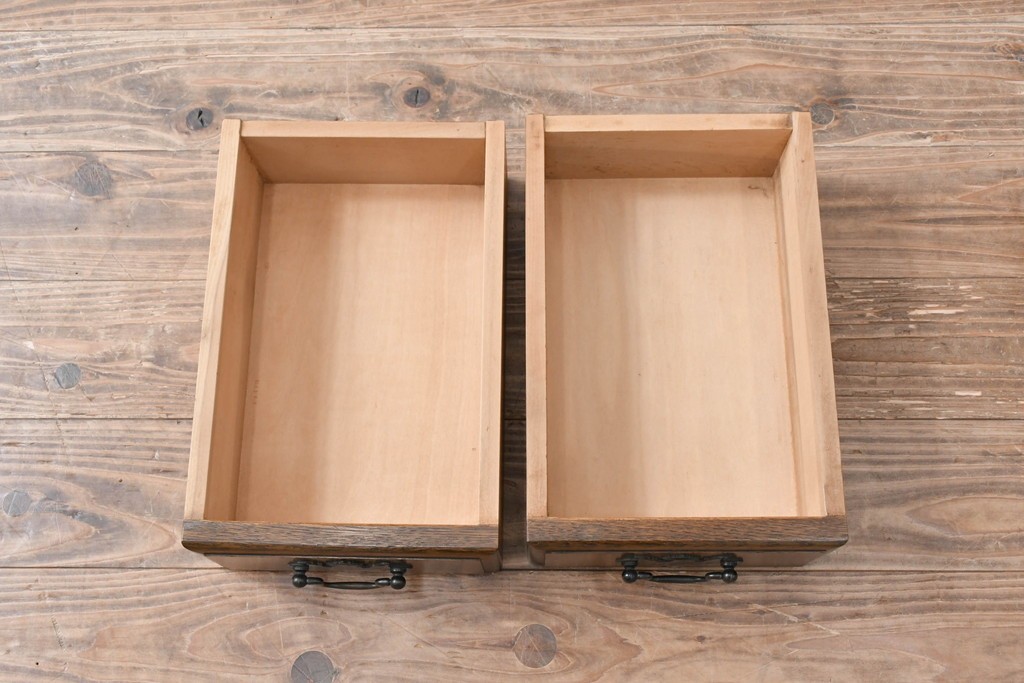 中古　美品　オーク材　横浜クラシック家具　ダニエル(daniel)　ノックオンウッド(knockonwood)　コロニアルシリーズ(Hand Made)　クラシカルな雰囲気漂う引き出し付きサイドテーブル　(R-083713)