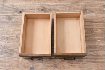 中古　美品　オーク材　横浜クラシック家具　ダニエル(daniel)　ノックオンウッド(knockonwood)　コロニアルシリーズ(Hand Made)　クラシカルな雰囲気漂う引き出し付きサイドテーブル　(R-083713)