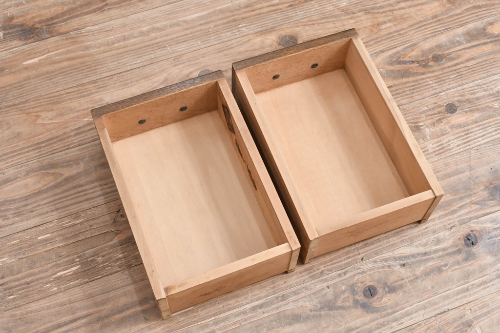 中古　美品　オーク材　横浜クラシック家具　ダニエル(daniel)　ノックオンウッド(knockonwood)　コロニアルシリーズ(Hand Made)　クラシカルな雰囲気漂う引き出し付きサイドテーブル　(R-083713)