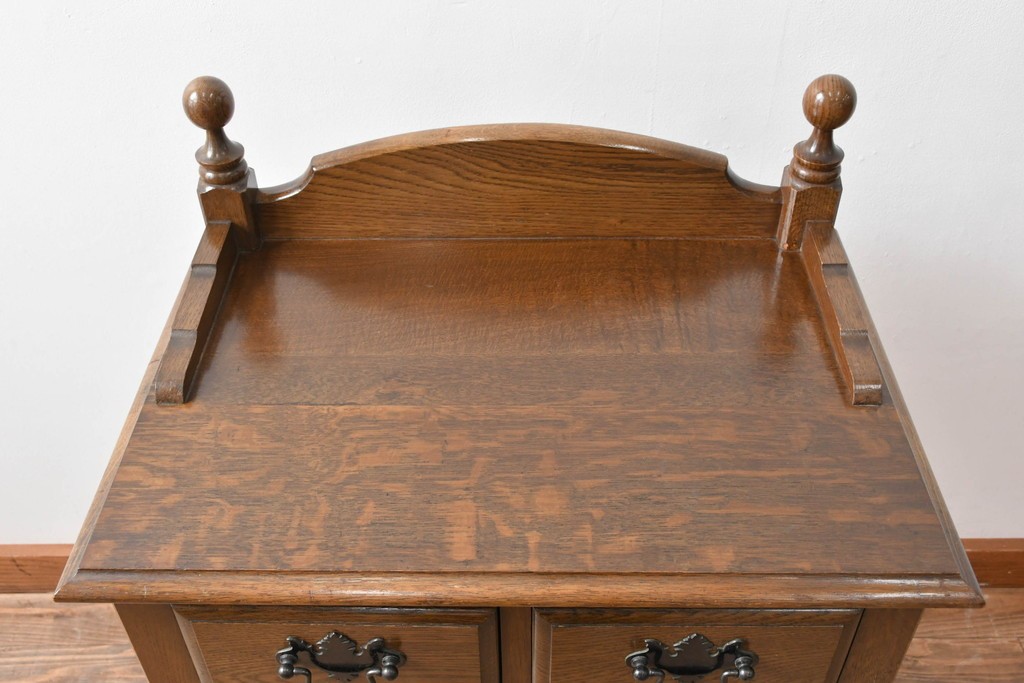 中古　美品　オーク材　横浜クラシック家具　ダニエル(daniel)　ノックオンウッド(knockonwood)　コロニアルシリーズ(Hand Made)　クラシカルな雰囲気漂う引き出し付きサイドテーブル　(R-083713)