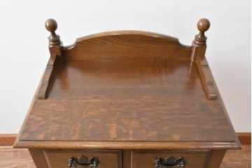 中古　美品　オーク材　横浜クラシック家具　ダニエル(daniel)　ノックオンウッド(knockonwood)　コロニアルシリーズ(Hand Made)　クラシカルな雰囲気漂う引き出し付きサイドテーブル　(R-083713)