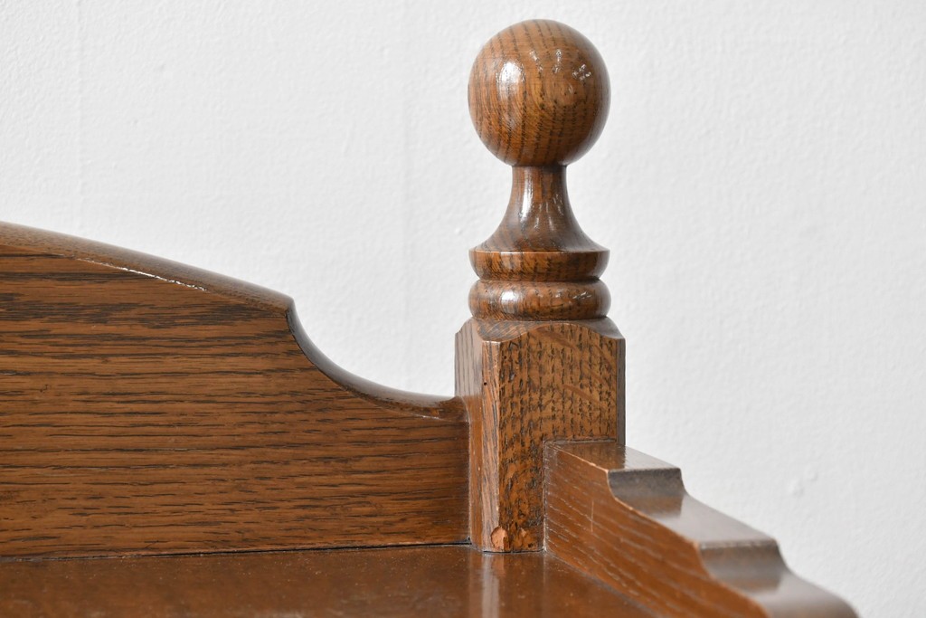 中古　美品　オーク材　横浜クラシック家具　ダニエル(daniel)　ノックオンウッド(knockonwood)　コロニアルシリーズ(Hand Made)　クラシカルな雰囲気漂う引き出し付きサイドテーブル　(R-083713)