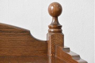 中古　美品　オーク材　横浜クラシック家具　ダニエル(daniel)　ノックオンウッド(knockonwood)　コロニアルシリーズ(Hand Made)　クラシカルな雰囲気漂う引き出し付きサイドテーブル　(R-083713)