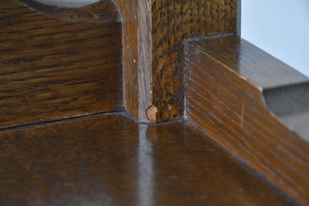 中古　美品　オーク材　横浜クラシック家具　ダニエル(daniel)　ノックオンウッド(knockonwood)　コロニアルシリーズ(Hand Made)　クラシカルな雰囲気漂う引き出し付きサイドテーブル　(R-083713)