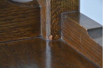 中古　美品　オーク材　横浜クラシック家具　ダニエル(daniel)　ノックオンウッド(knockonwood)　コロニアルシリーズ(Hand Made)　クラシカルな雰囲気漂う引き出し付きサイドテーブル　(R-083713)