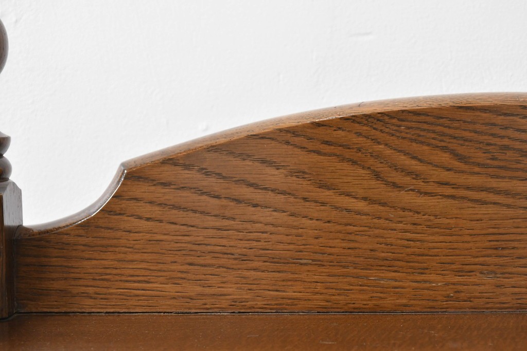 中古　美品　オーク材　横浜クラシック家具　ダニエル(daniel)　ノックオンウッド(knockonwood)　コロニアルシリーズ(Hand Made)　クラシカルな雰囲気漂う引き出し付きサイドテーブル　(R-083713)