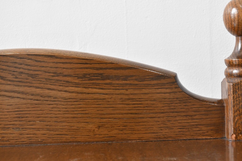 中古　美品　オーク材　横浜クラシック家具　ダニエル(daniel)　ノックオンウッド(knockonwood)　コロニアルシリーズ(Hand Made)　クラシカルな雰囲気漂う引き出し付きサイドテーブル　(R-083713)