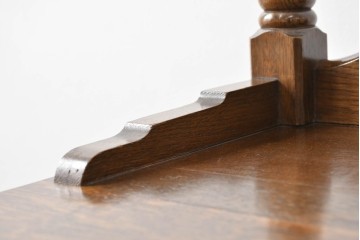 中古　美品　オーク材　横浜クラシック家具　ダニエル(daniel)　ノックオンウッド(knockonwood)　コロニアルシリーズ(Hand Made)　クラシカルな雰囲気漂う引き出し付きサイドテーブル　(R-083713)