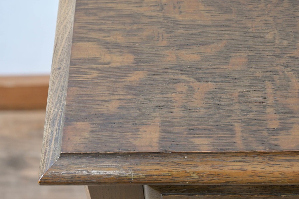 中古　美品　オーク材　横浜クラシック家具　ダニエル(daniel)　ノックオンウッド(knockonwood)　コロニアルシリーズ(Hand Made)　クラシカルな雰囲気漂う引き出し付きサイドテーブル　(R-083713)