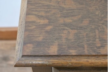 中古　美品　オーク材　横浜クラシック家具　ダニエル(daniel)　ノックオンウッド(knockonwood)　コロニアルシリーズ(Hand Made)　クラシカルな雰囲気漂う引き出し付きサイドテーブル　(R-083713)