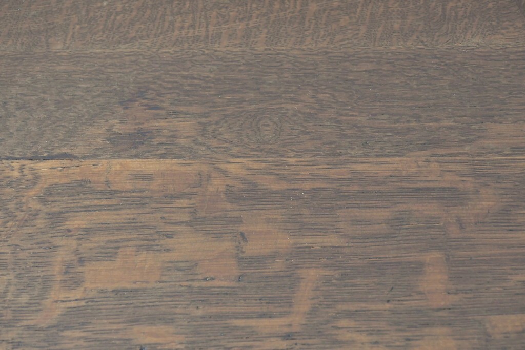 中古　美品　オーク材　横浜クラシック家具　ダニエル(daniel)　ノックオンウッド(knockonwood)　コロニアルシリーズ(Hand Made)　クラシカルな雰囲気漂う引き出し付きサイドテーブル　(R-083713)