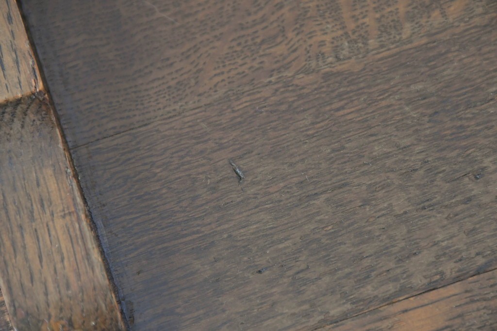 中古　美品　オーク材　横浜クラシック家具　ダニエル(daniel)　ノックオンウッド(knockonwood)　コロニアルシリーズ(Hand Made)　クラシカルな雰囲気漂う引き出し付きサイドテーブル　(R-083713)